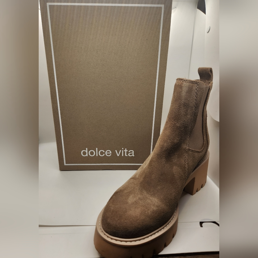 BRAND NEW WOMENS DOLCE VITA WOMENS CHELSEA STYLE BOOTS SIZE 8